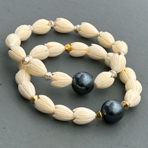 100A. Pīkake Shell hand carved flower bead & Swarovski Tahitian Pearl Bracelet - Picture 6 of 13